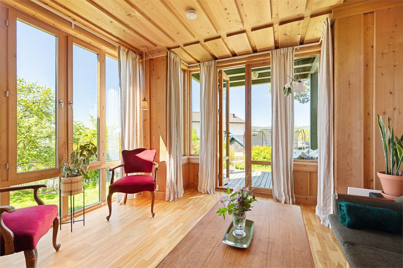 Fra stuen er det utgang til en egen terrasse på 5 m²