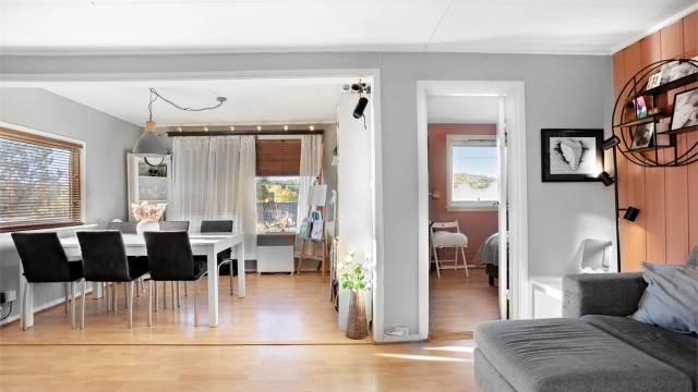 Fra stuen er det åpen forbindelse til spisestuen og adkomst til soverommet.