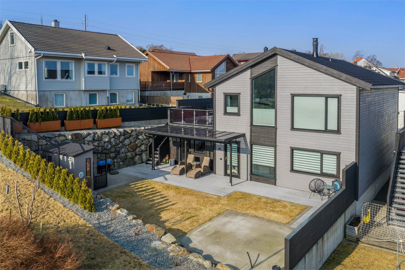 Utenfor er det 2 støpte plattinger, der koselig lekehytte er plassert, samt den andre er perfekt til for eksempel trampoline, utemøbler eller kanskje en hagestue/veksthus om mulig.

Foto: Martin Nordbø