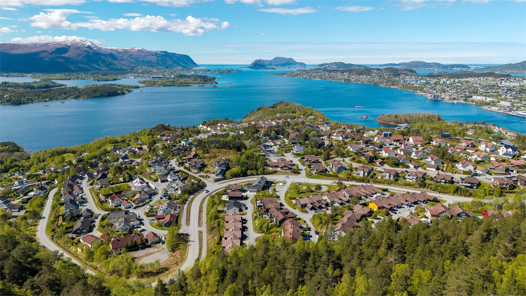 Kort vei med bil til badestrender og friluftsområder på Stafsetneset og Emblemssanden.