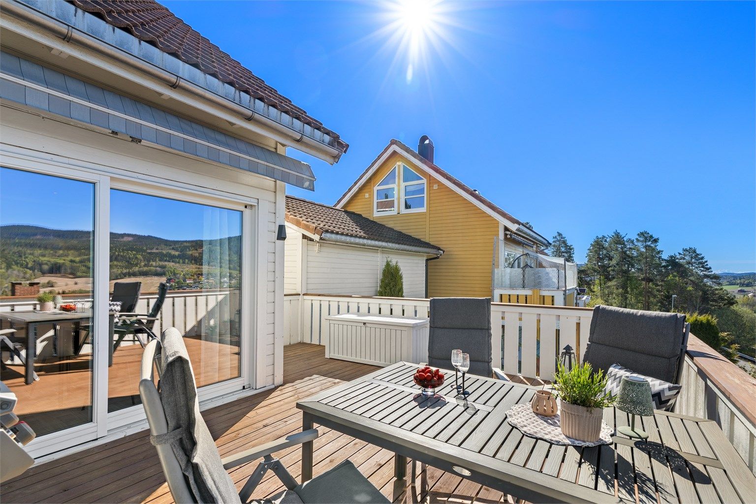 Her kan sola nytes lenge, praktisk da med terrassemarkise med el-motor (verandaens utvidelse er ikke det ikke søkt om se videre info i salgsoppgaven)