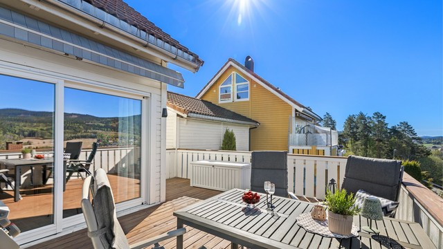 Her kan sola nytes lenge, praktisk da med terrassemarkise med el-motor (verandaens utvidelse er ikke det ikke søkt om se videre info i salgsoppgaven)