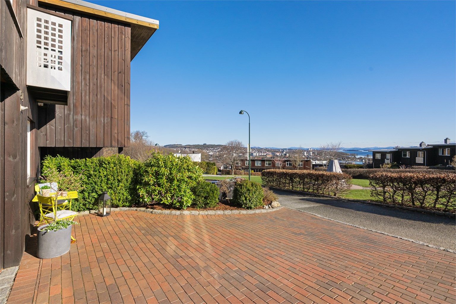 Romslig gårdsrom med god plass til biloppstilling.