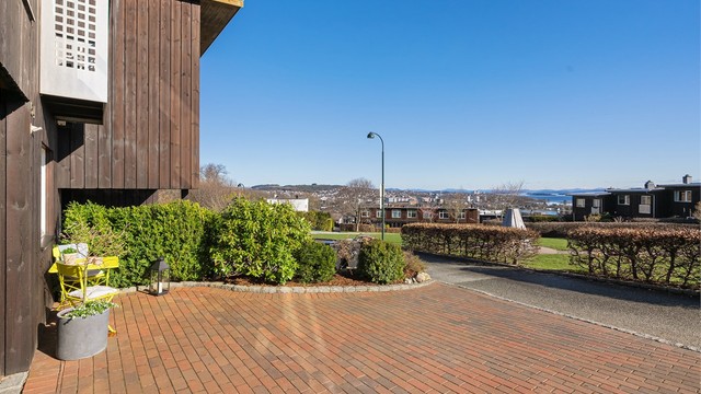 Romslig gårdsrom med god plass til biloppstilling.