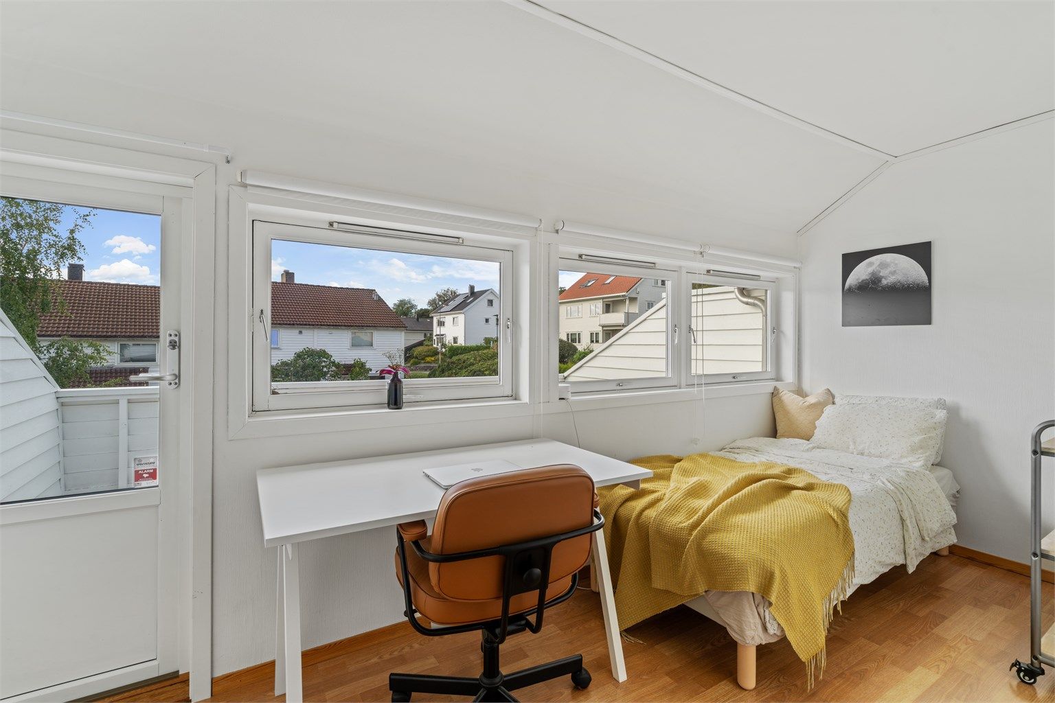 Rommet har god plass til både seng og skrivebord samt direkte adkomst til balkong.