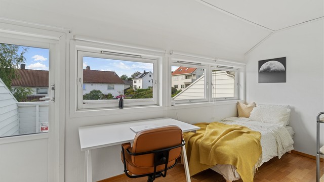 Rommet har god plass til både seng og skrivebord samt direkte adkomst til balkong.