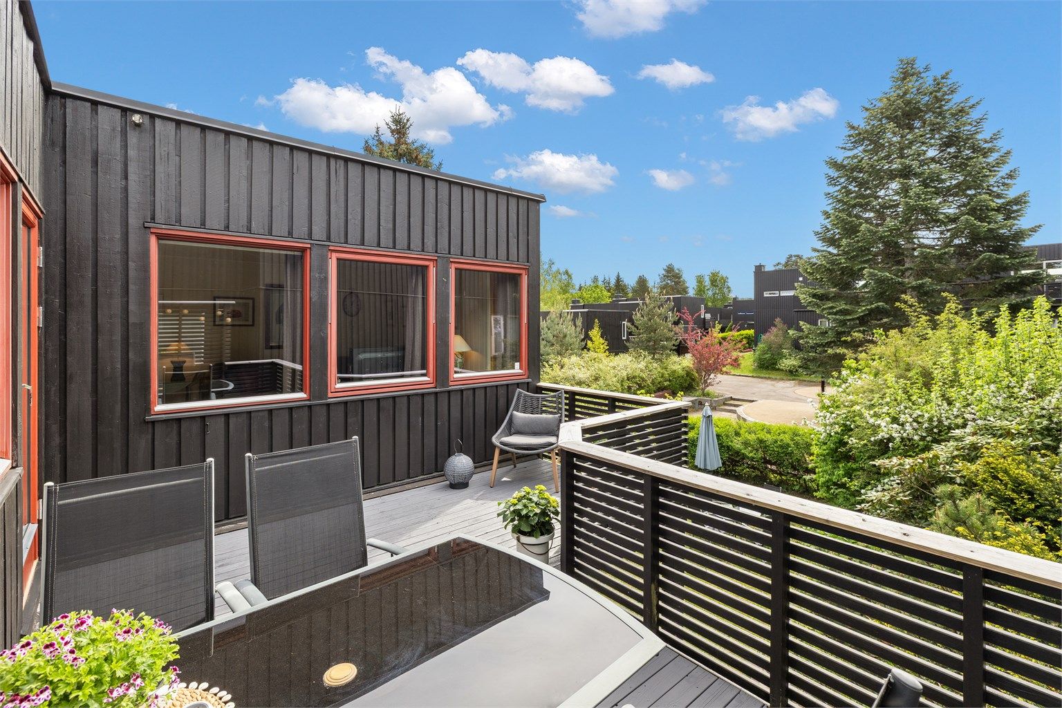 Velkommen til Brattvollveien 85 - Familievennlig rekkehus | Moderniseringsbehov | Nytt bad i 2019 | Terrasse og hage | Garasje | Bilfritt