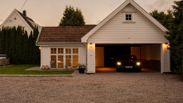 Ny dobbelgarasje ble oppført i 2024, med uinnredet bod i sidefløy og innvendig bod med opplegg for vann og avløp. Portens fremside er designet som porter og harmonerer med huset.
