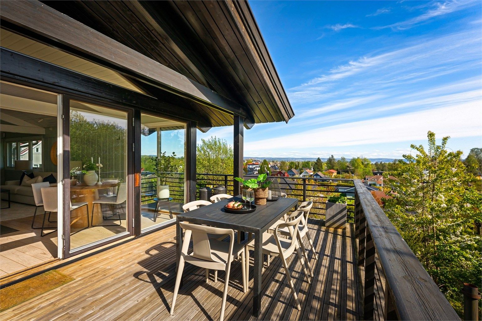 Ved 1. etasjen har du en stor terrasse på hele 54 kvm