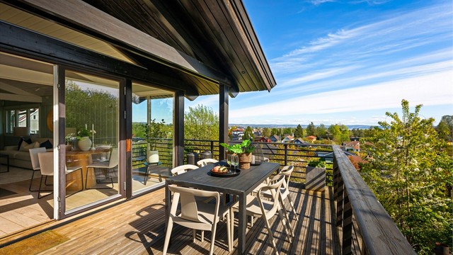 Ved 1. etasjen har du en stor terrasse på hele 54 kvm