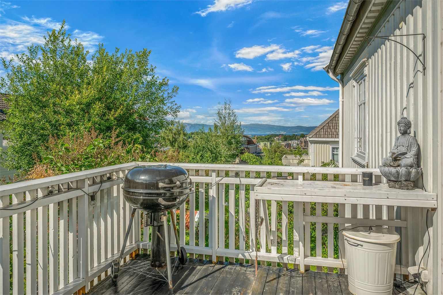 Verandaen byr på fine utsiktsforhold og gode muligheter for både grilling og avslapping.