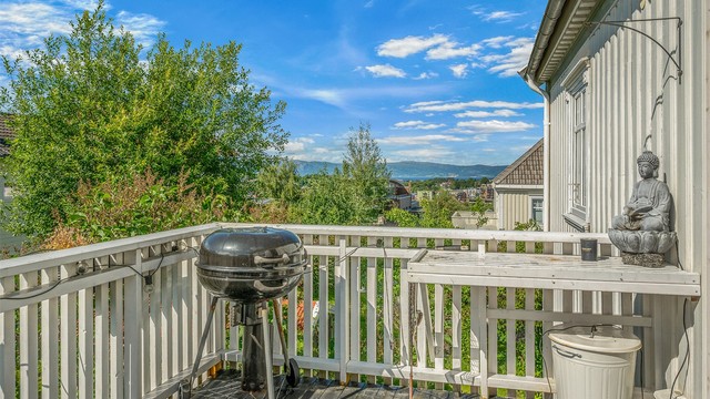 Verandaen byr på fine utsiktsforhold og gode muligheter for både grilling og avslapping.