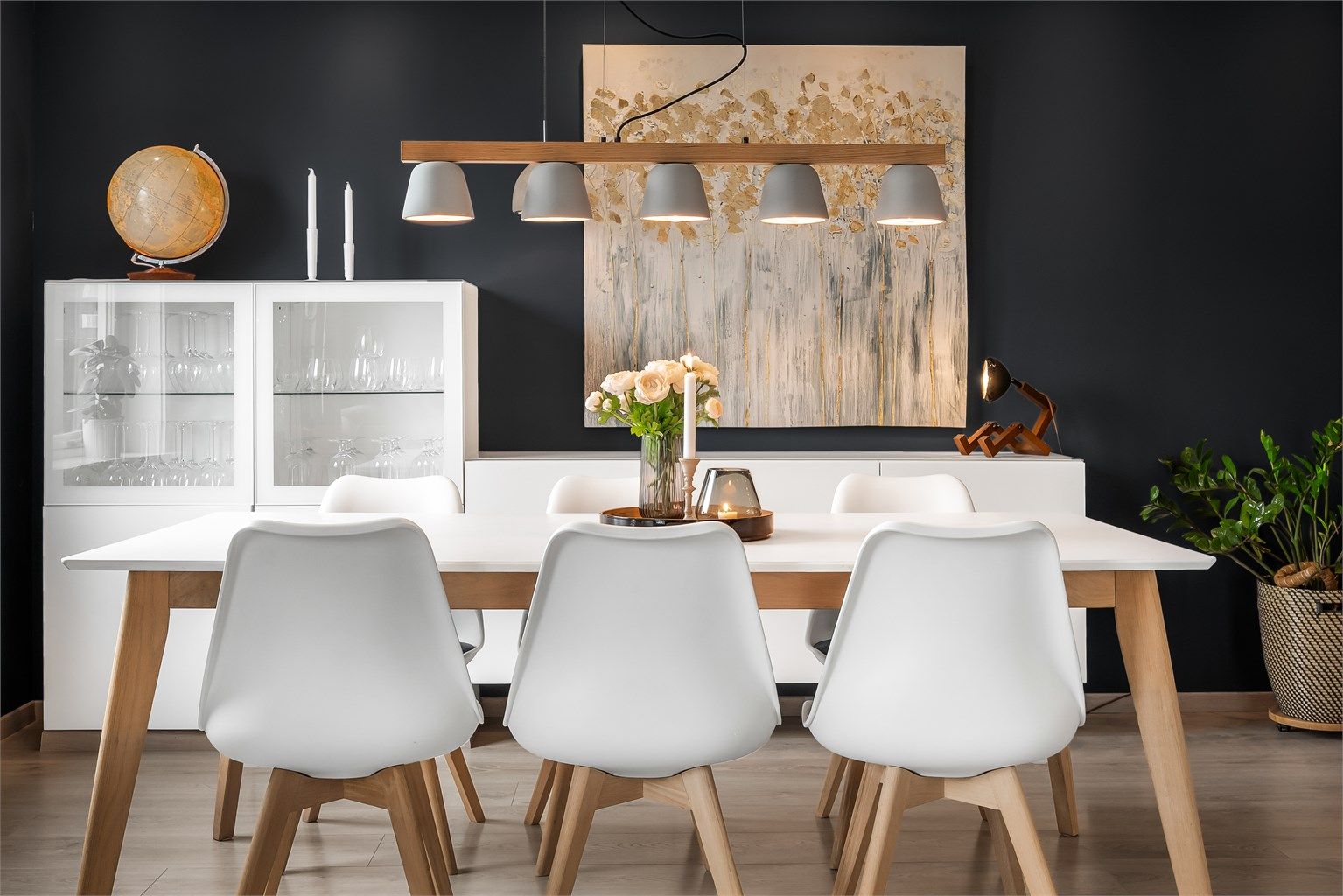 Innfelte downlights i himlingen gir god og jevn belysning i hele første etasje.