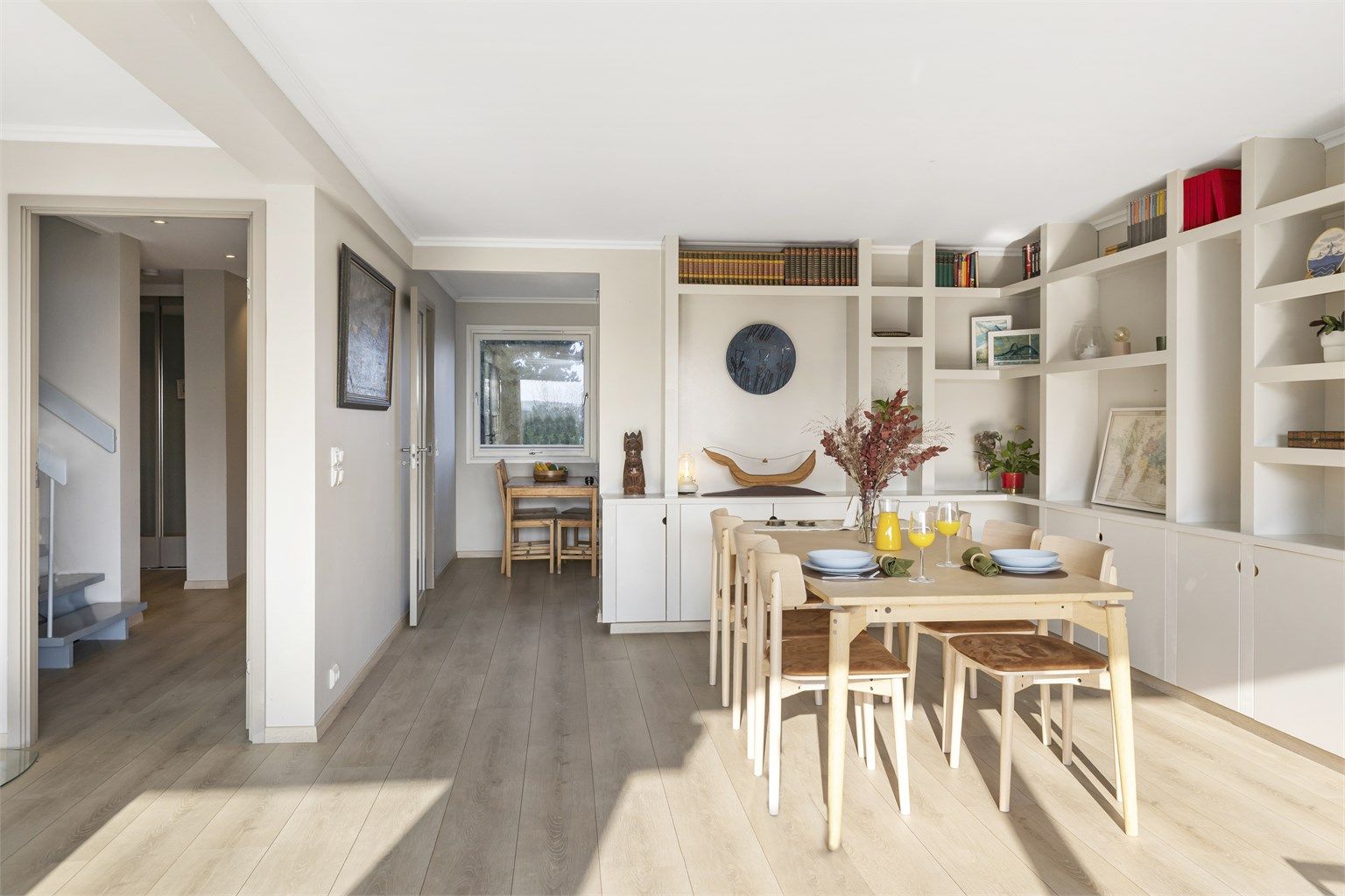 Boligen har en gjennomtenkt planløsning med en naturlig flyt mellom oppholdsrommene.