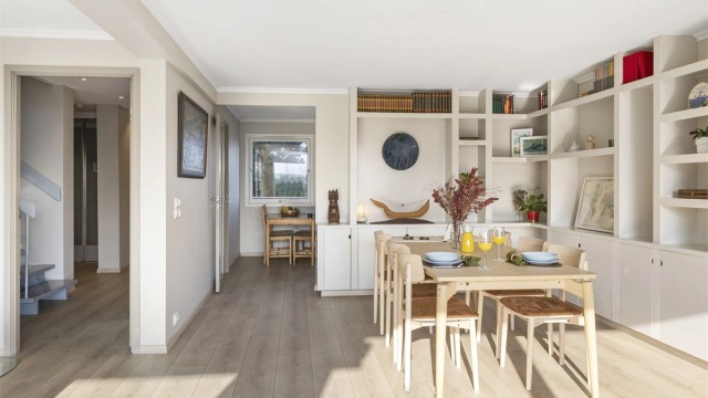 Boligen har en gjennomtenkt planløsning med en naturlig flyt mellom oppholdsrommene.