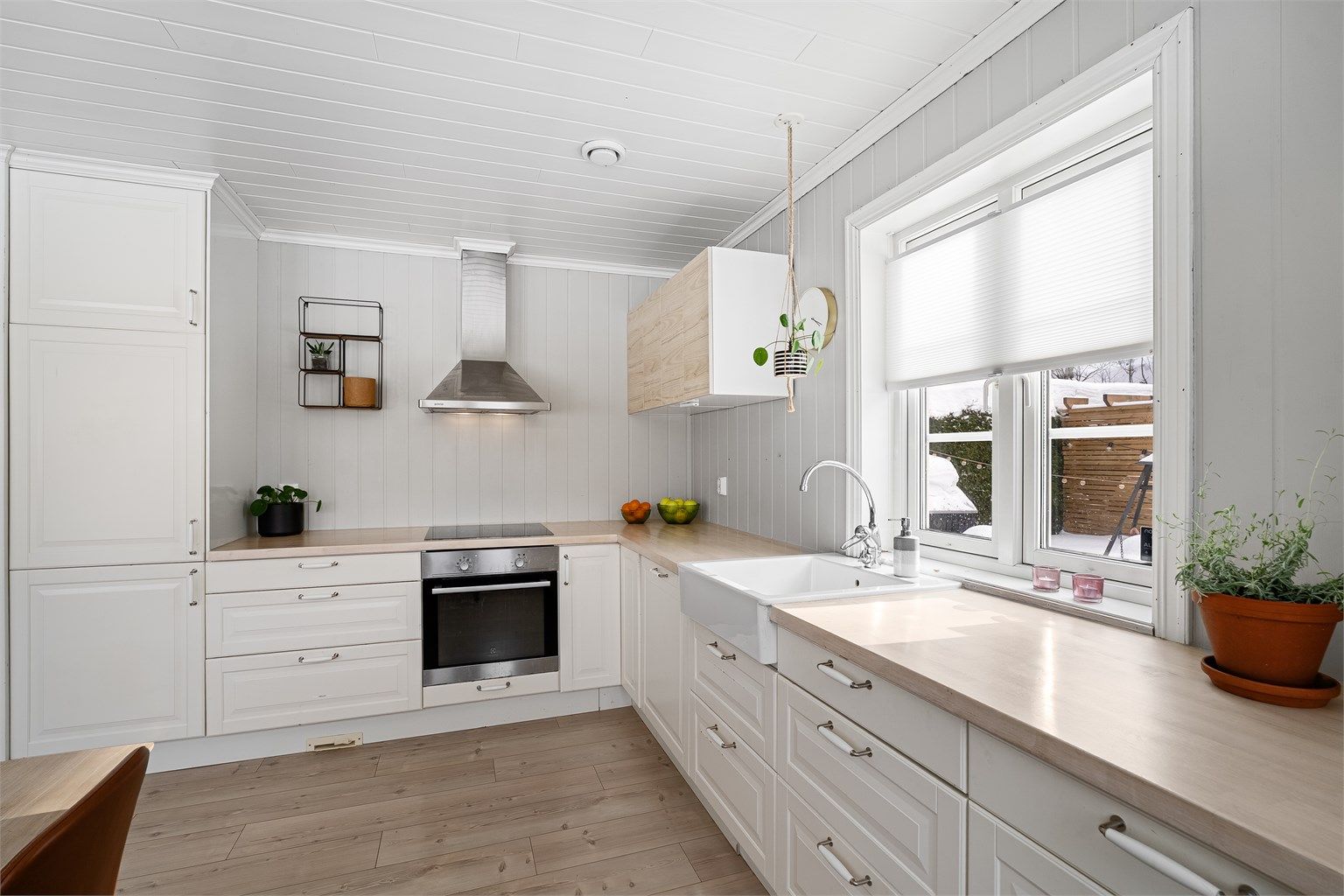 Romslig kjøkken, godt med benk- og skapplass