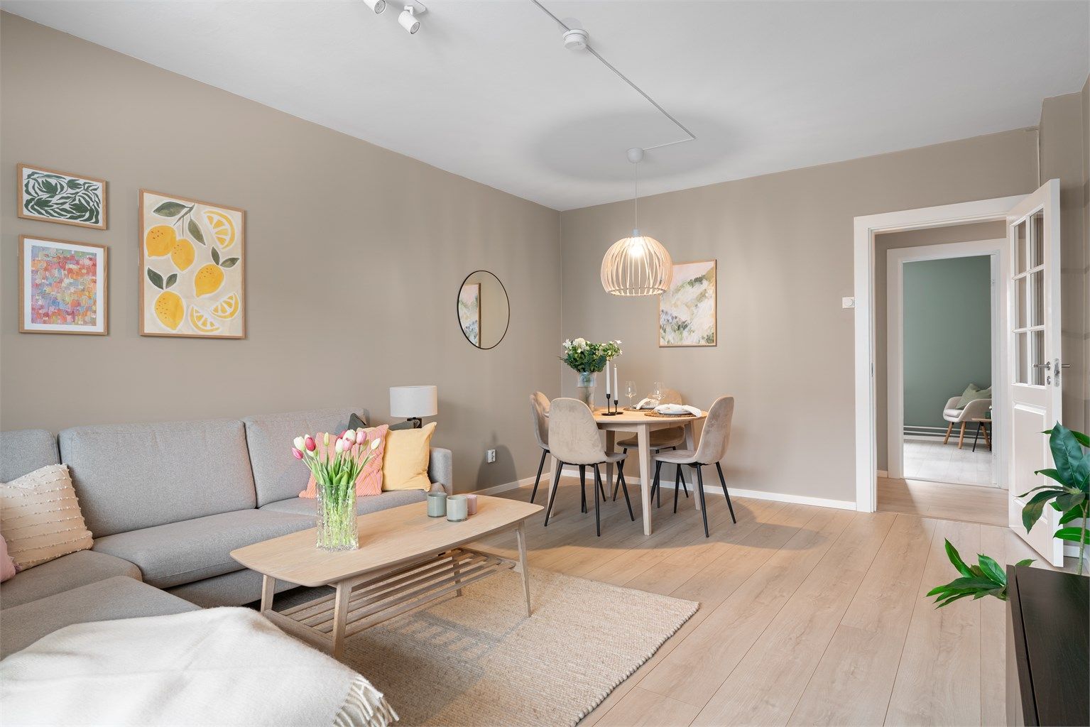 Rommet har god plass til både sofagruppe og en egen spiseplass.