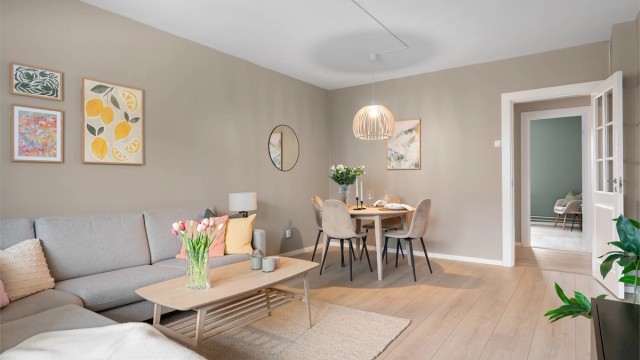Rommet har god plass til både sofagruppe og en egen spiseplass.