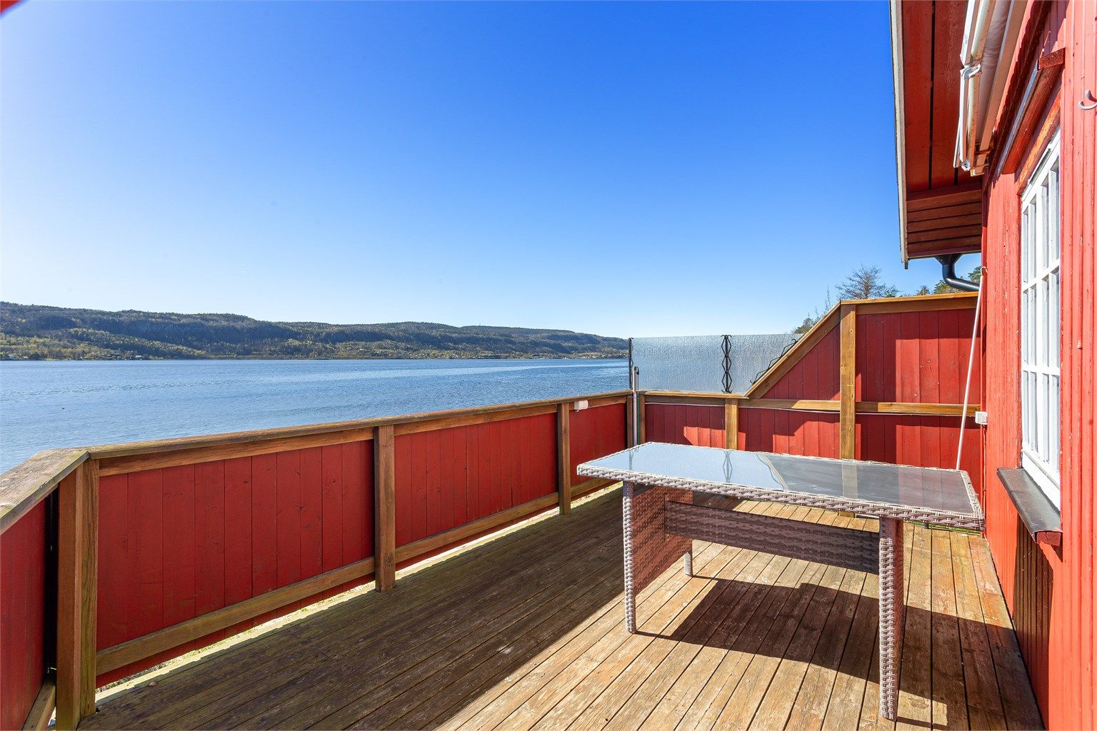 Terrasse på 16 kvm med markise i tilknytning til bygningen.