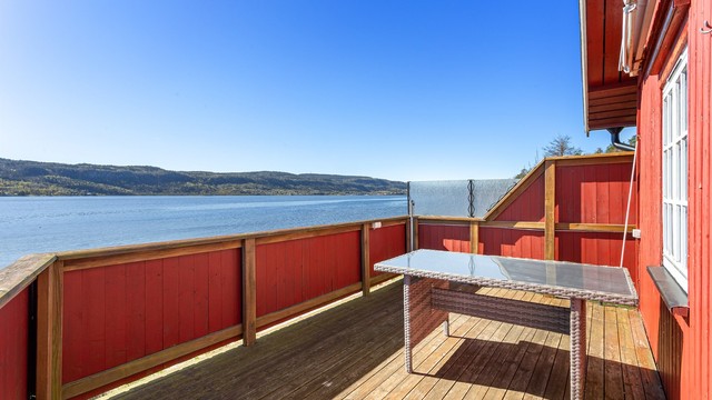 Terrasse på 16 kvm med markise i tilknytning til bygningen.