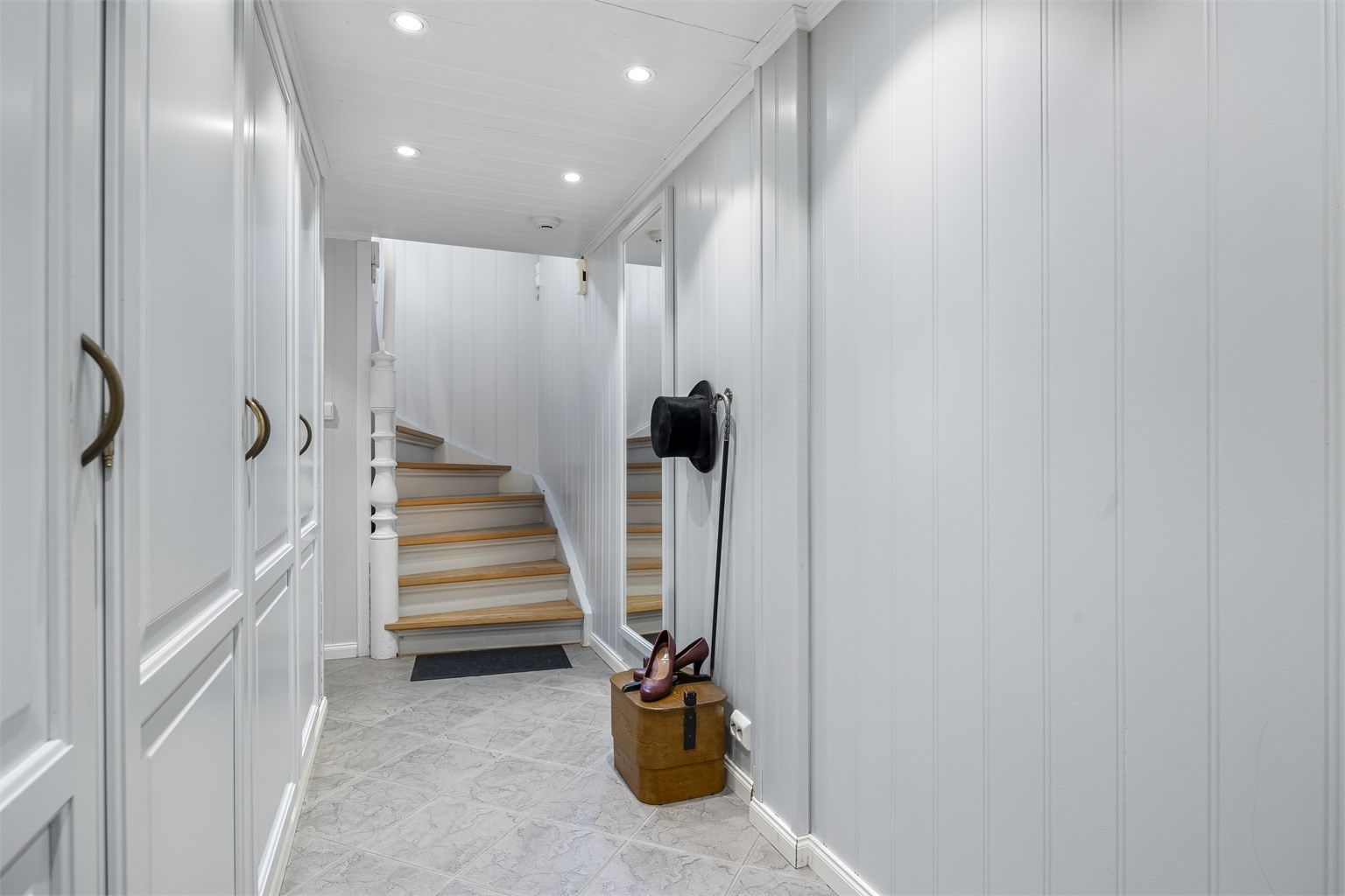 Gang med garderober, spesialtilpasset fra Solfjeld.