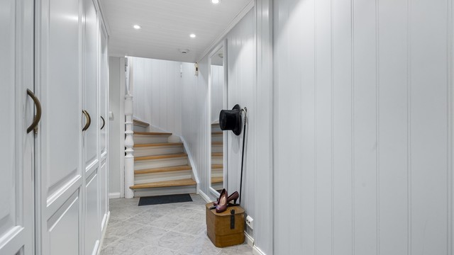 Gang med garderober, spesialtilpasset fra Solfjeld.