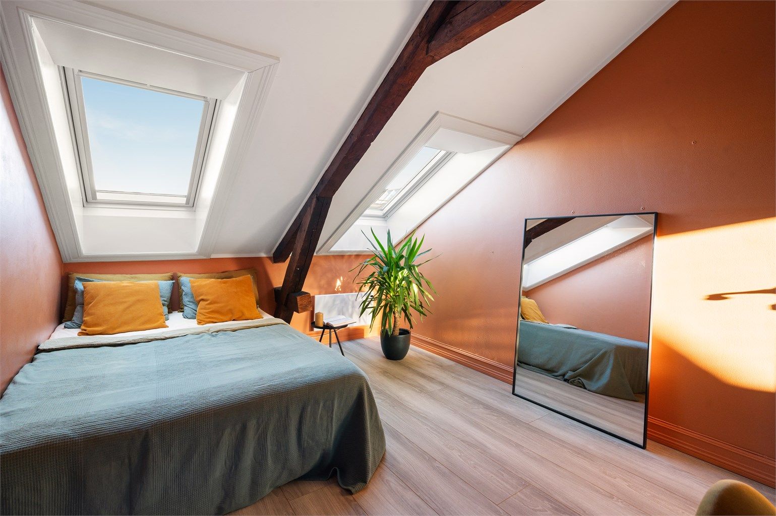 Her er det også stilige detaljer som takvinduer og originale takbjelker.