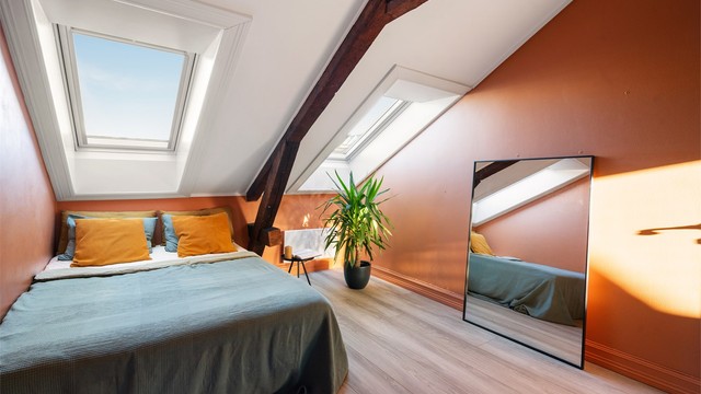 Her er det også stilige detaljer som takvinduer og originale takbjelker.