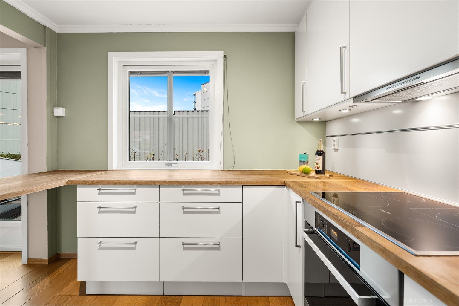 Kjøkkenet er utstyrt med helintegrerte hvitevarer.