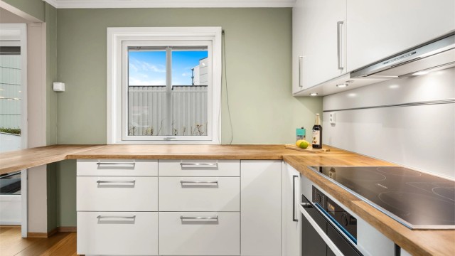 Kjøkkenet er utstyrt med helintegrerte hvitevarer.