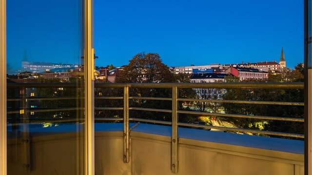 Nordøstvendt balkong med vidstrakt kveldsutsikt.