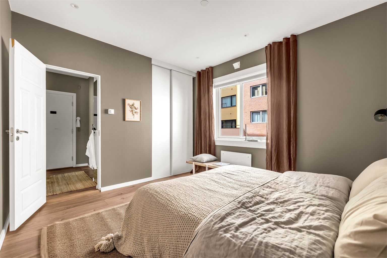 Her er det plass til stor dobbeltseng og garderobe.