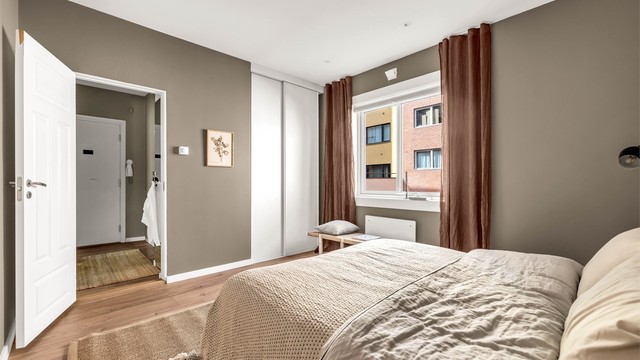 Her er det plass til stor dobbeltseng og garderobe.
