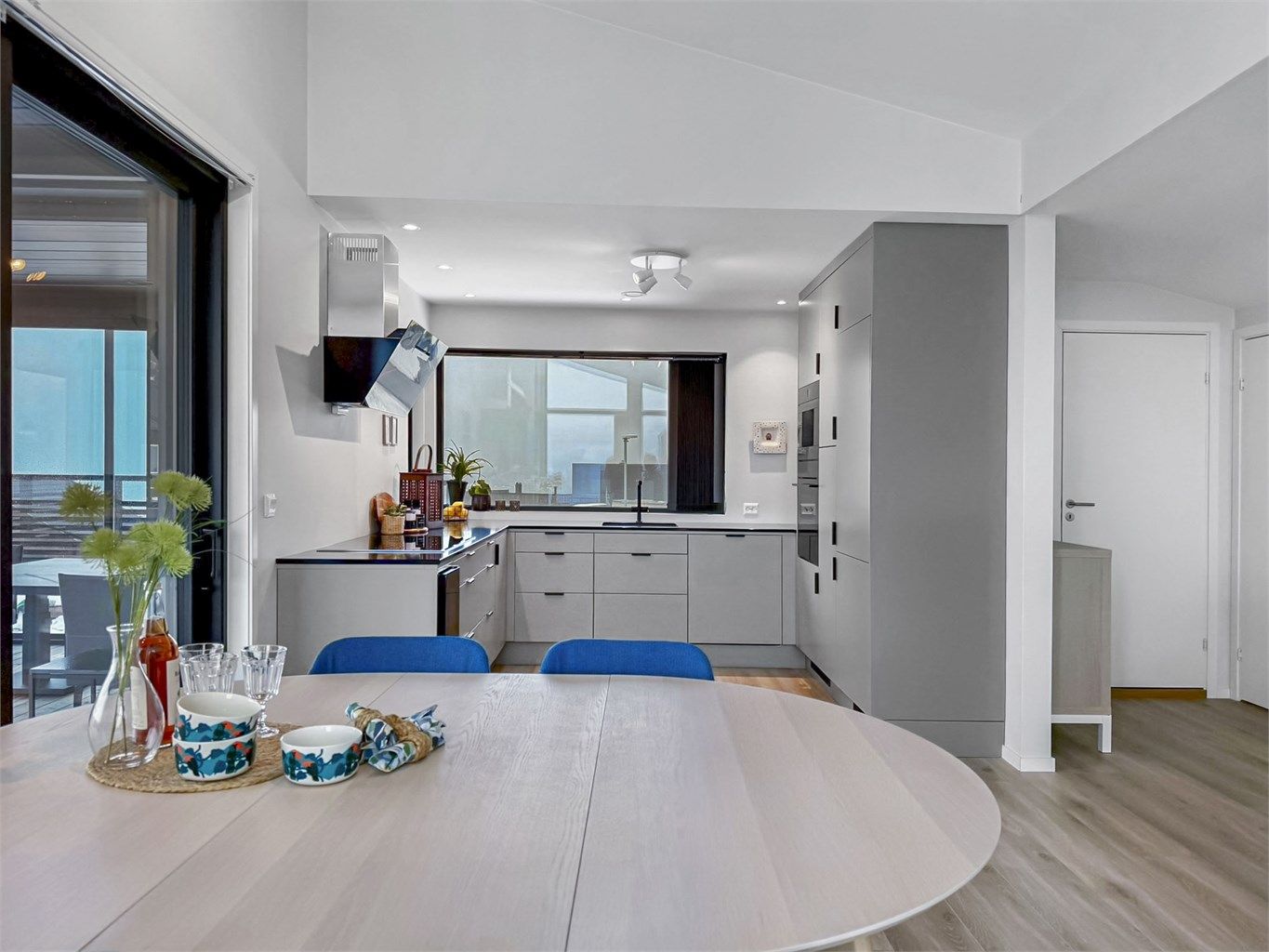 Lekkert, påkostet kjøkken med benkeplate i sort kvarts/kompositt, vinskap, integrert kaffemaskin og ellers full pakke med hvitevarer (Bosch).