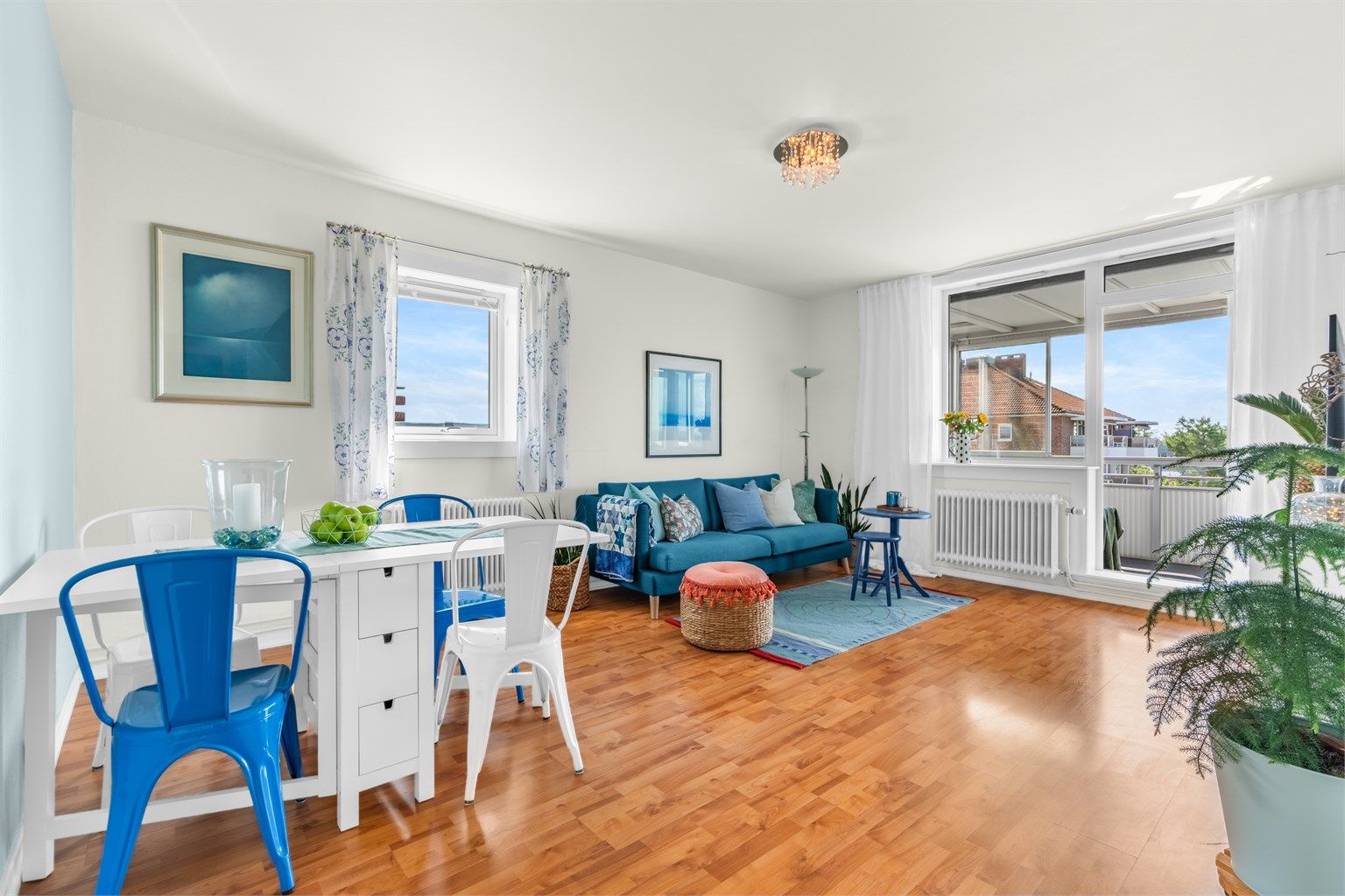  Kombinert stue og spisestue med utgang til sydvendt balkong på 9 kvm. 