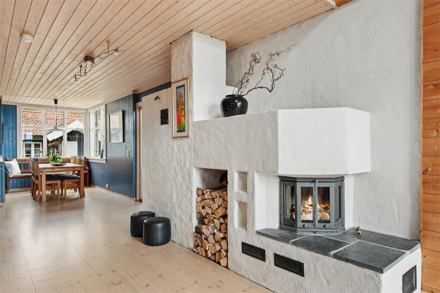 I tillegg er peisen en meget pen del av interiøret i rommet.