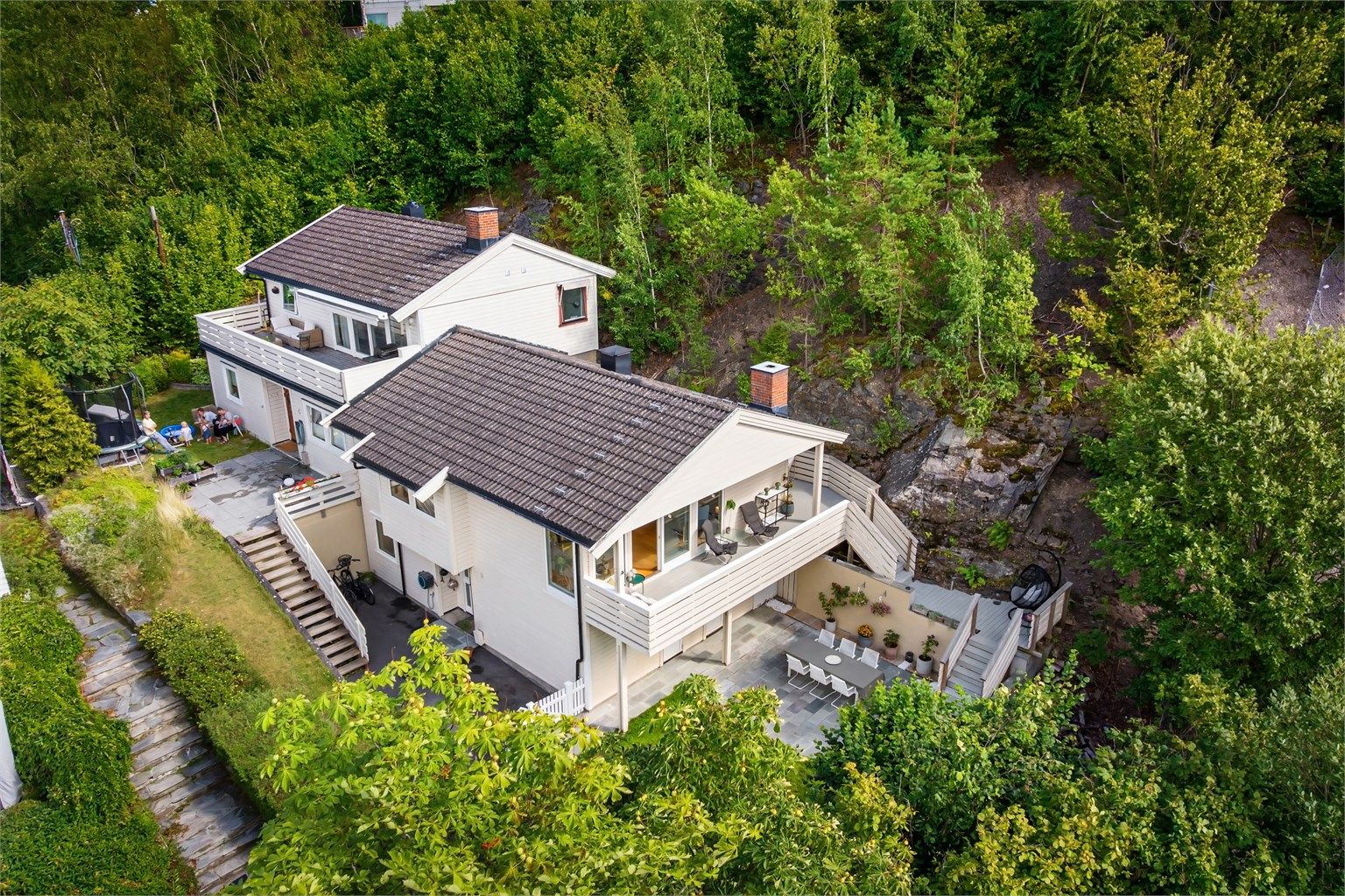 Oversikt over eiendommen og dens private uteområder.