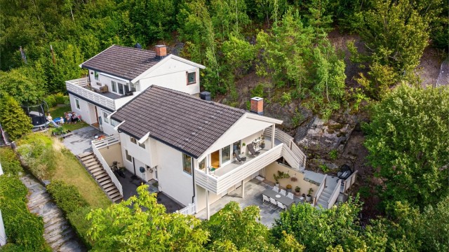 Oversikt over eiendommen og dens private uteområder.