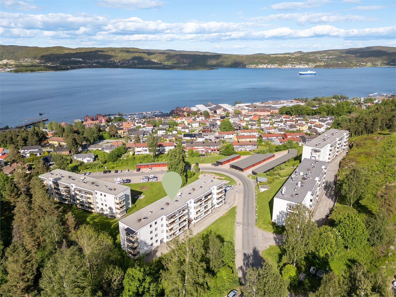 God busskommunikasjon fra Tors vei og Gamle Kongevei til sentrum. Ca. 10 min kjøring til Drammen togstasjon.