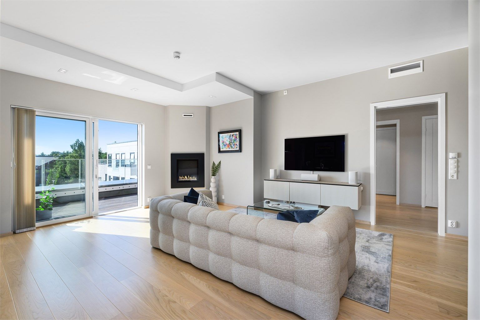 Stuen har moderne overflater og vannbåren varme i gulv. 