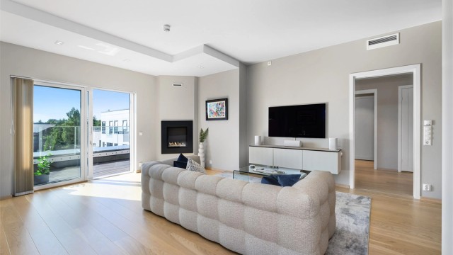 Stuen har moderne overflater og vannbåren varme i gulv.