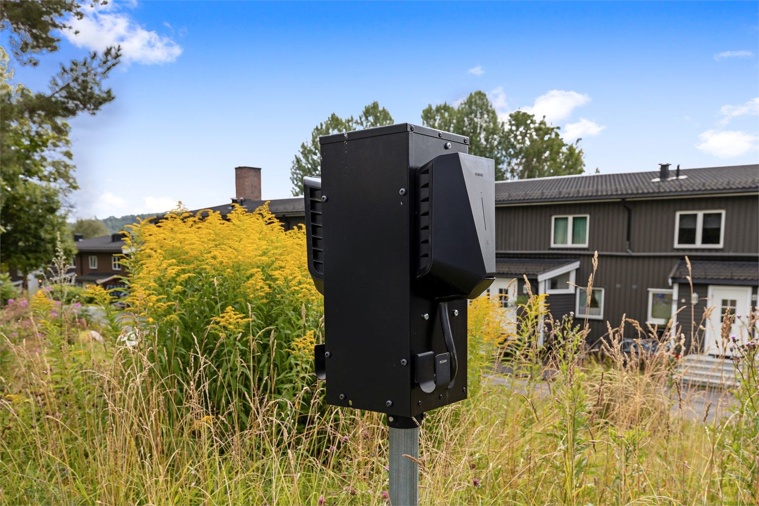 Det er tilrettelagt for elbillading på felles parkeringsplass.