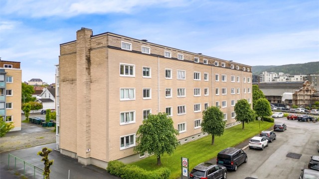 Gangavstand til offentlig kommunikasjon og alt av butikker/servicetilbud man forventer seg av et urbant nærmiljø.