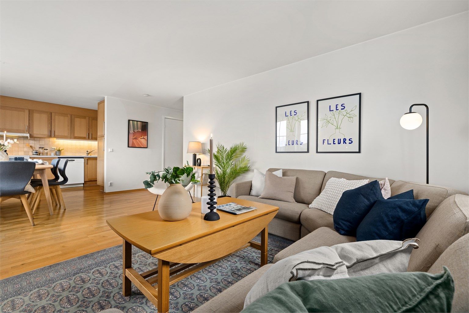 Leiligheten har en åpen og sosial planløsning mellom stue og kjøkken, med gjennomgående parkettgulv og en takhøyde på 2,36 meter.