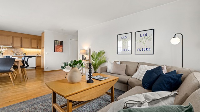 Leiligheten har en åpen og sosial planløsning mellom stue og kjøkken, med gjennomgående parkettgulv og en takhøyde på 2,36 meter.