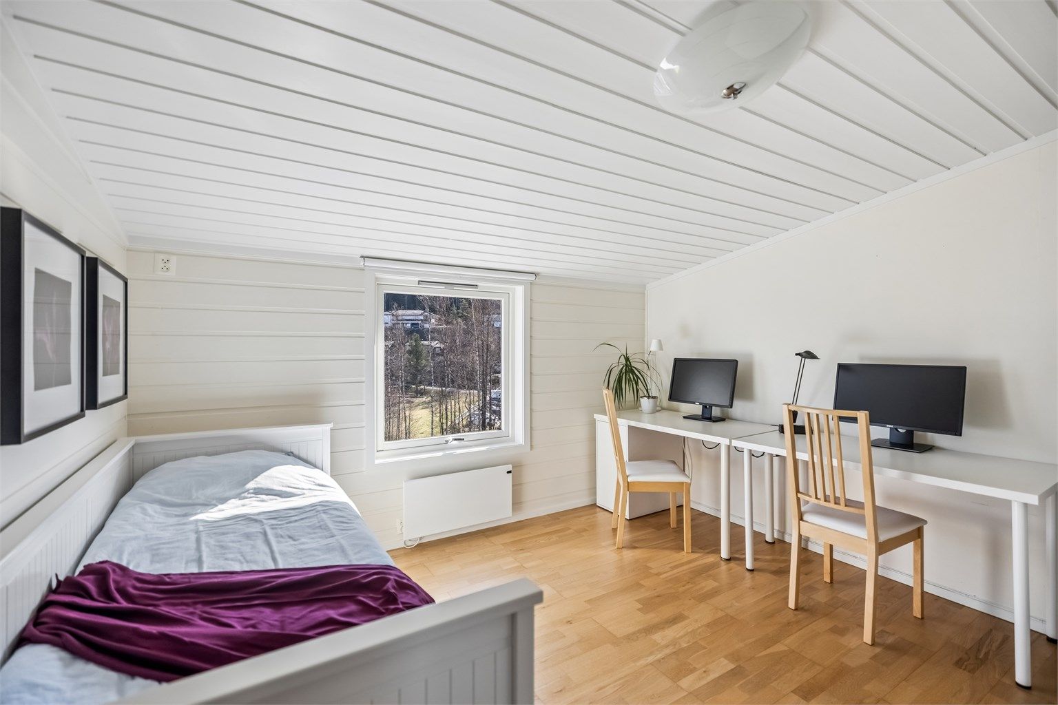 Soverom nr. 2 er et hyggelig og lyst rom med rikelig av plass til dobbeltseng og øvrig møblement.