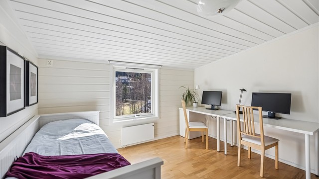 Soverom nr. 2 er et hyggelig og lyst rom med rikelig av plass til dobbeltseng og øvrig møblement.