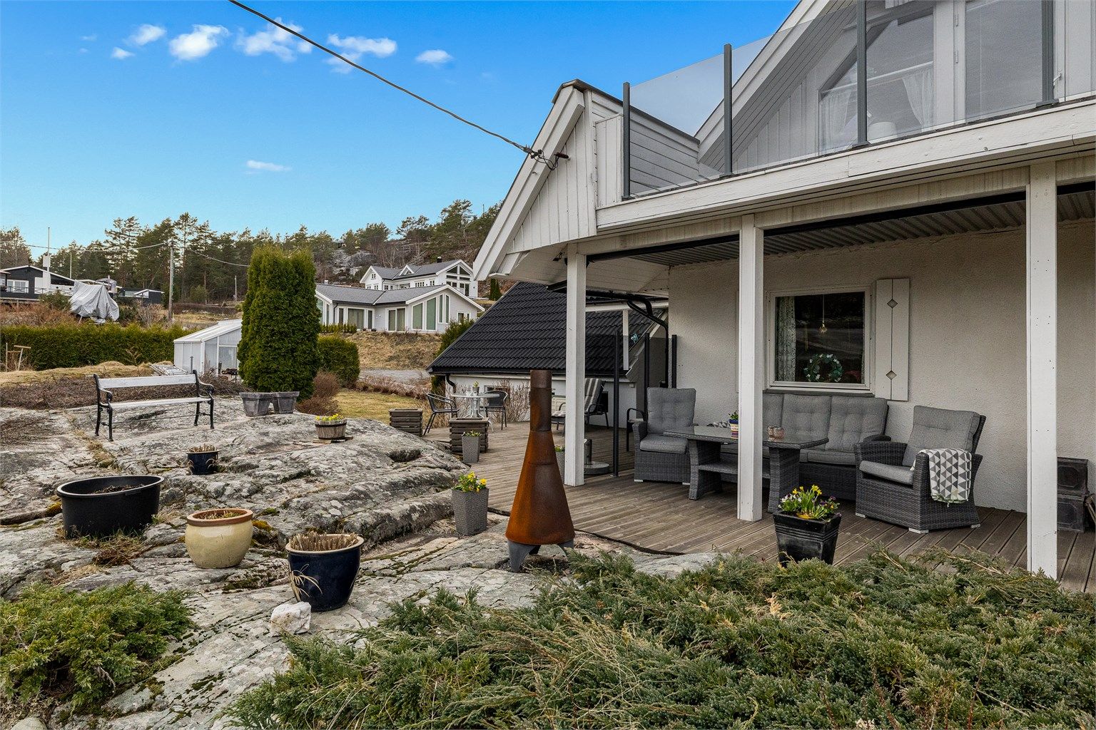 Eiendommen har eget drivhus. Terrassen er fint tilpasset fjellknausene rundt.