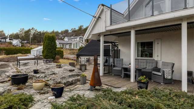 Eiendommen har eget drivhus. Terrassen er fint tilpasset fjellknausene rundt.