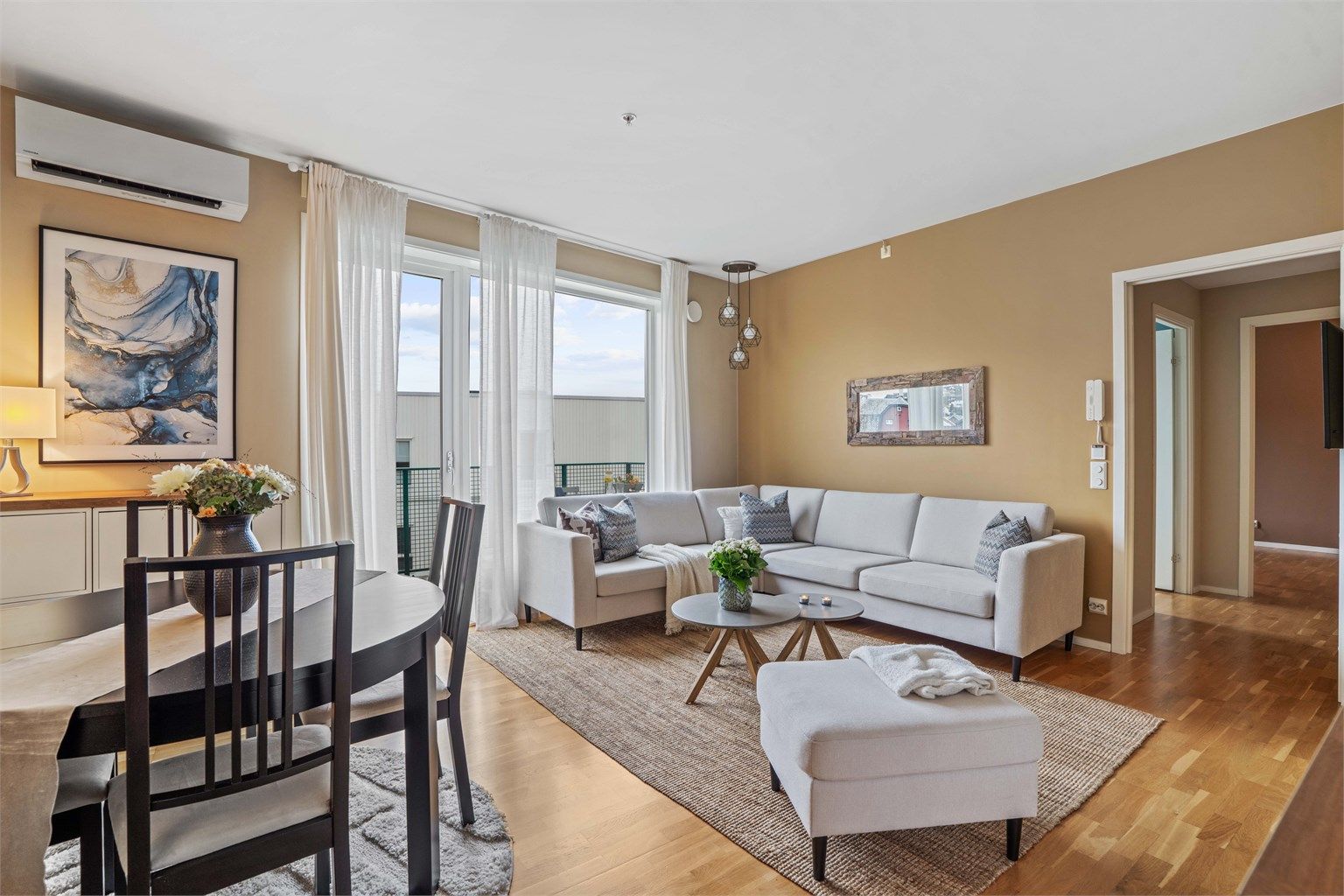 Lys og gjennomtenkt toppleilighet på 72 kvm med en optimal planløsning som gir en romslig og luftig følelse.